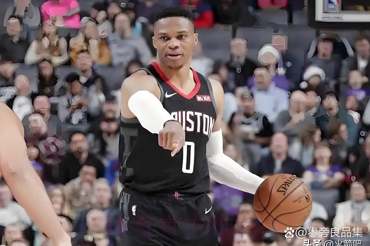威少开局3中0拿到0分4篮板3助攻，暂停期间和裁判沟通判罚